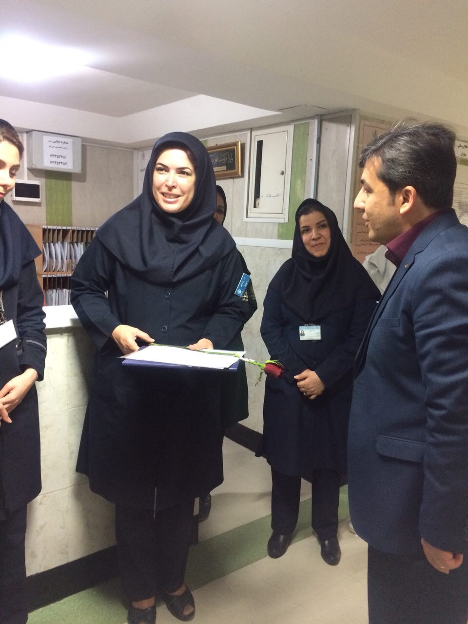 تجلیل بیمه آرمان از پرستاران با اهدای گل
