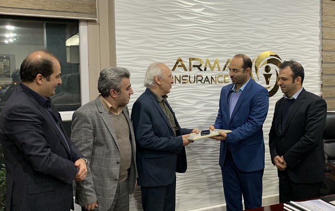 تجلیل هیئت مدیره بیمه آرمان از رئیس پیشین