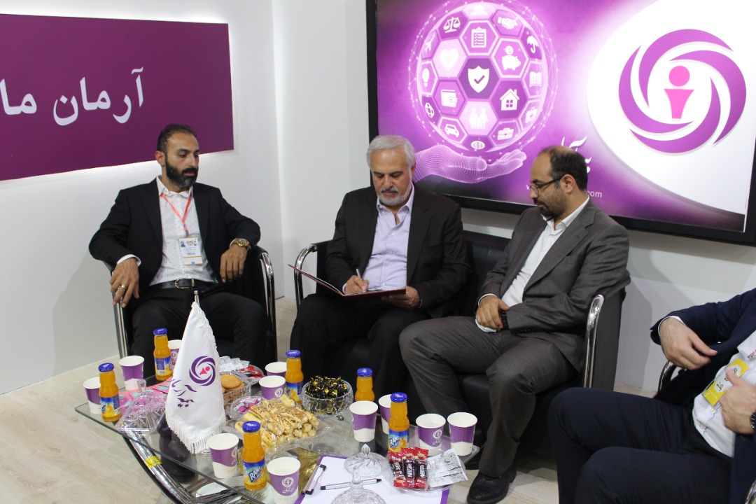 تقدیر از شرکت کنندگان در سیزدهمین نمایشگاه بورس،بانک و بیمه