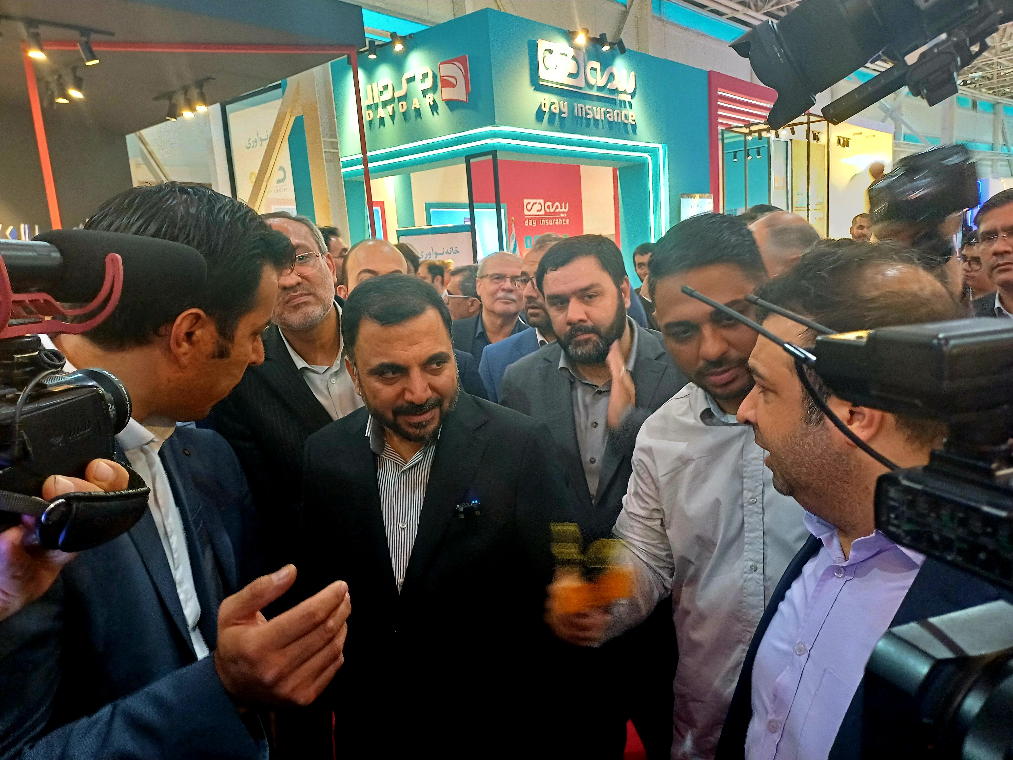 بازدید وزیر ارتباطات در نخستین روز نمایشگاه الکامپ از غرفه بیمه آرمان