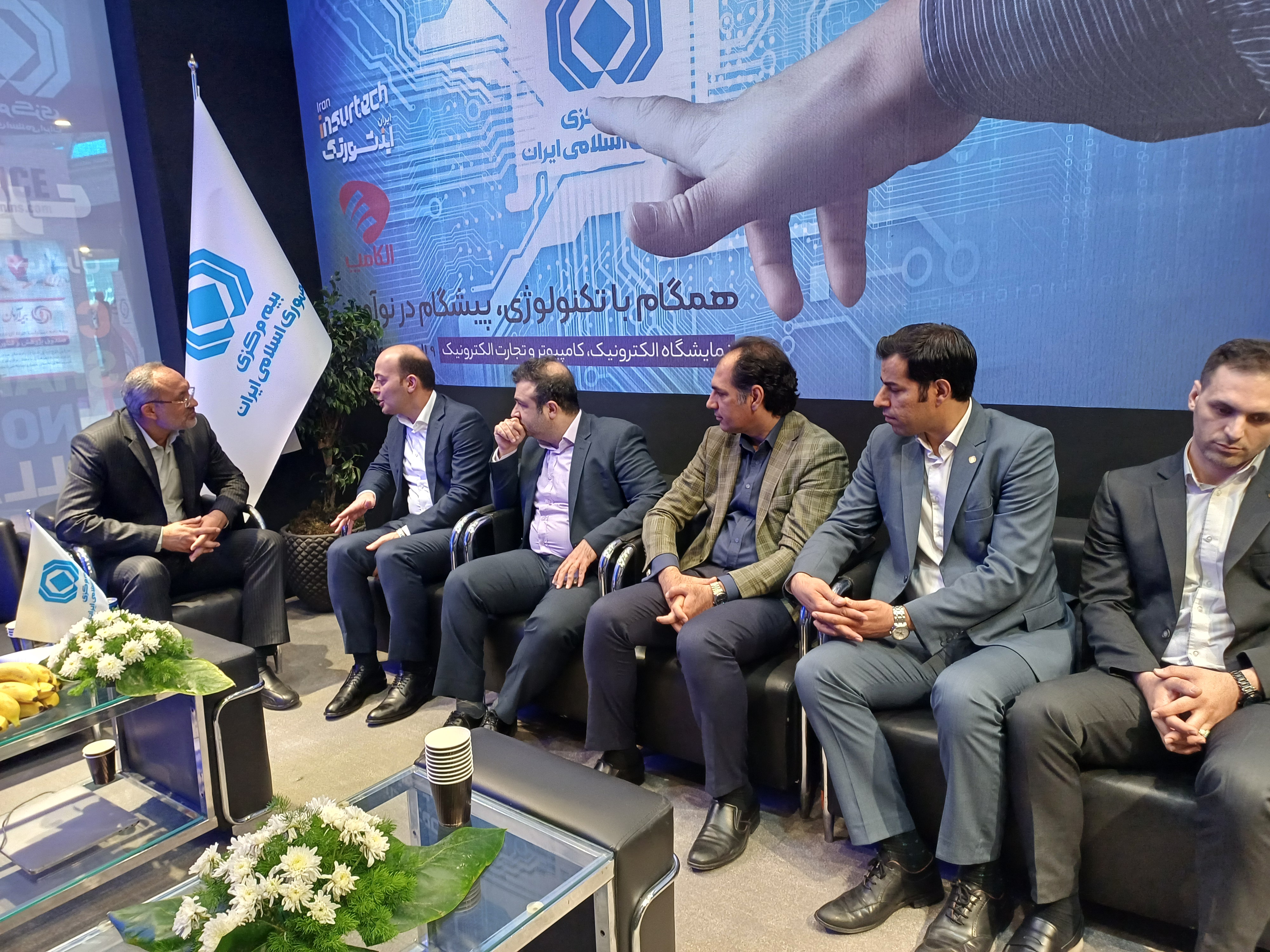 بازدید رئیس کل بیمه مرکزی از غرفه بیمه آرمان